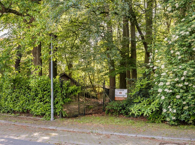 Vlakbij het centrum van Sint-Niklaas, ligt deze uitzonderlijke bouwgrond (lot 3) verscholen. Met een totale oppervlakte van 1.247 m² biedt dit perceel