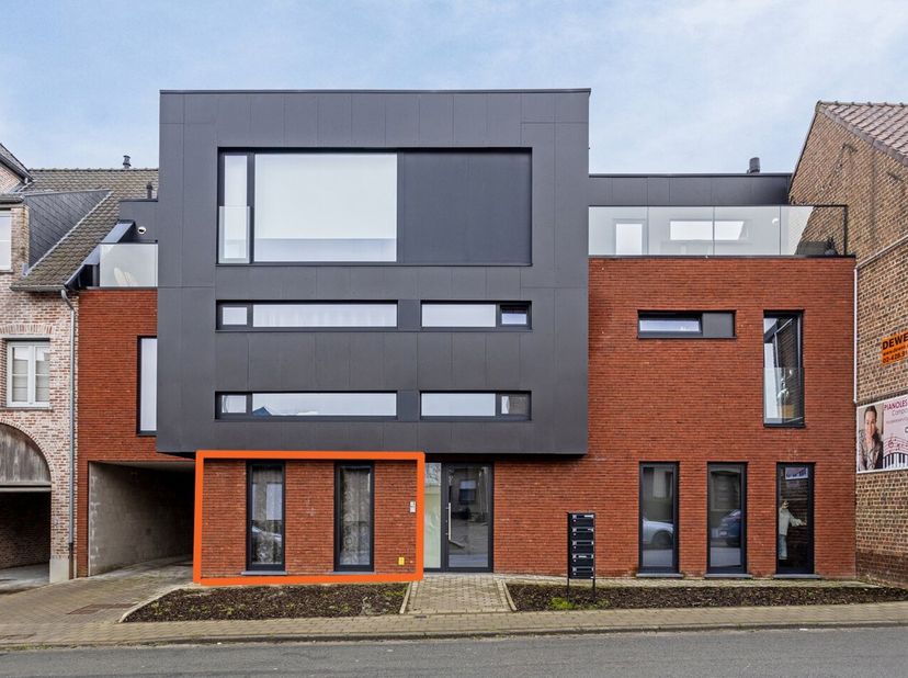 Dit appartement in uitstekende staat is gelegen op de gelijkvloerse verdieping van de recente Residentie Statie, een kleinschalige residentie opgerich