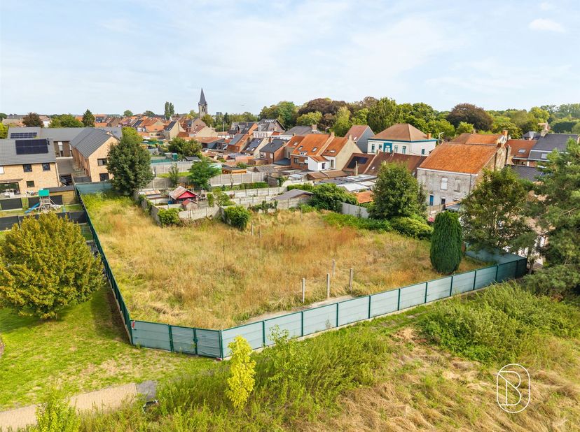 Te koop: bouwgrond met verschillende bouwmogelijkheden<br />
<br />
Op een uitstekende locatie bevindt zich deze interessante bouwgrond met verschil