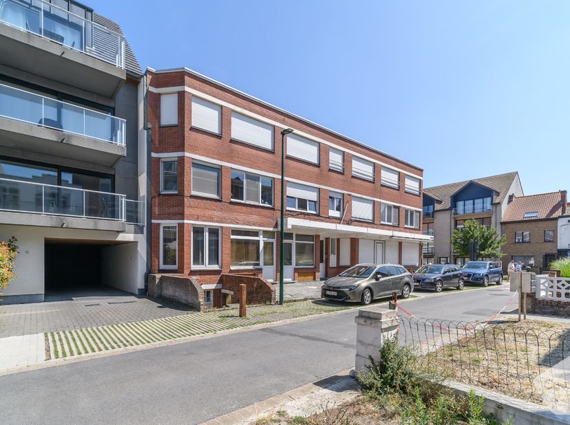 Dit volledig gerenoveerd appartement bevindt zich op de 1ste verdieping van een kleinschalige residentie, op een steenworp van de markt, winkels en he
