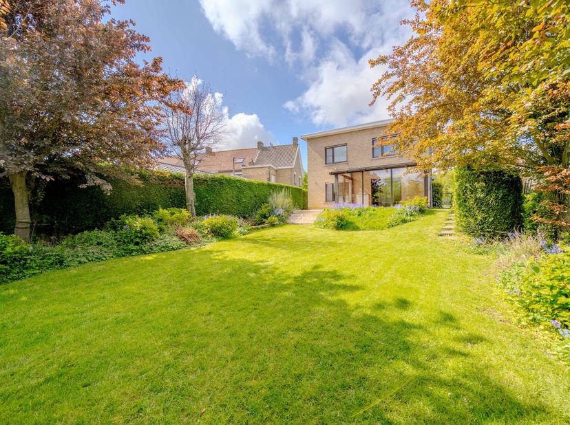 Ontdek deze instapklare woning in een rustige topligging nabij het centrum van Diksmuide. Een ideale gezinswoning waar ruimte, comfort en ligging perf