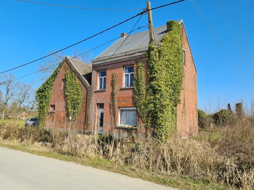 Deze woning, gelegen in het rustige Stelen (Geel), biedt een unieke kans voor wie op zoek is naar een landelijke omgeving met een uitstekende bereikba