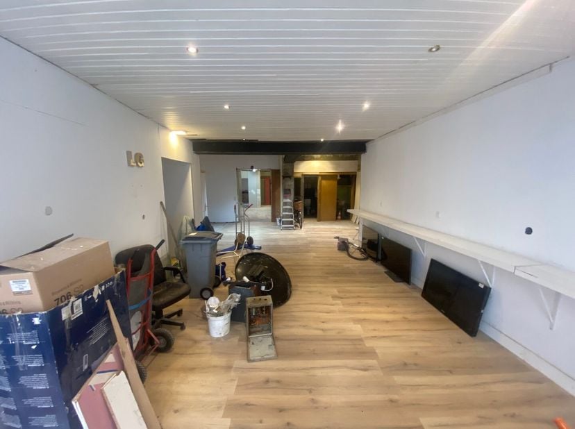 Local commercial très bien situé, à distance de marche de la Grand-Place, avec un espace commercial de 185 m² et un jardin au rez-de-chaussée. Au prem