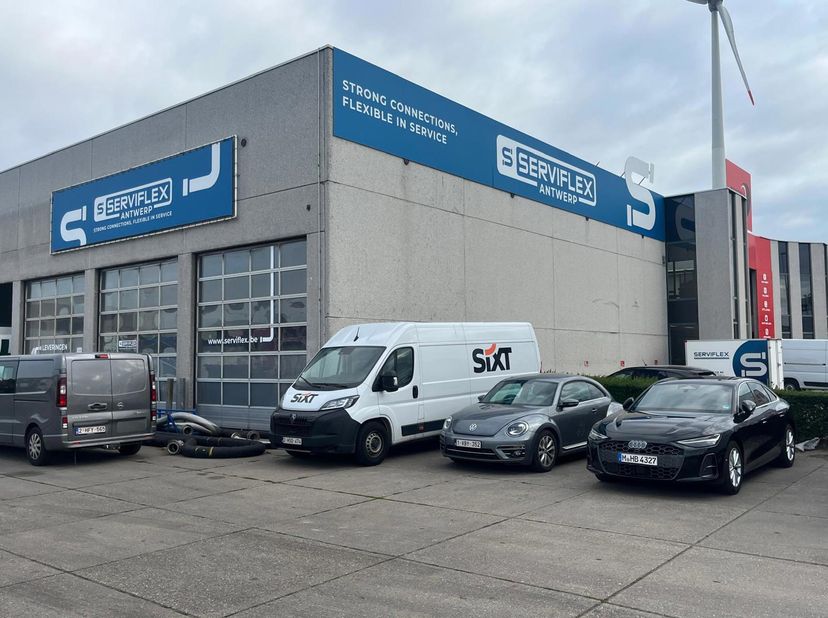 - hoofdmagazijn voorzien van 3 vrachtwagen poorten<br />
- lager magazijn naast het bestaande<br />
- gelijkvloerse receptieruimte<br />
- monderne ka