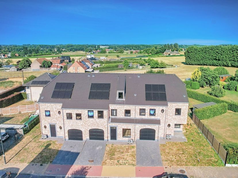 Laat u verrassen door deze prachtige nieuwbouwwoning in charmante pastorijstijl, waar tijdloze elegantie, hoogwaardige afwerking en hedendaags wooncom
