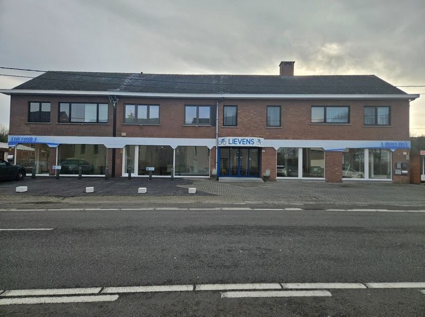 Dit handelspand in Geel-Larum heeft een vlotte verbinding met Geel, Olen en de omliggende gemeenten.<br />
De handelsruimte biedt heel wat mogelijkhed