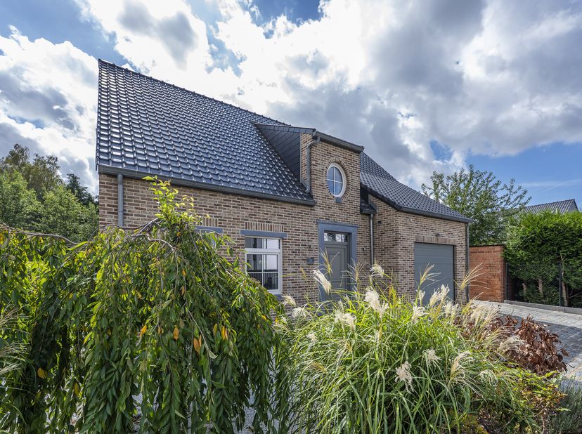 Deze jonge villa (bouwjaar 2016) biedt een zeldzame combinatie van hedendaagse luxe en een ongekende connectie met de mooi aangelegde tuin. Gelegen op
