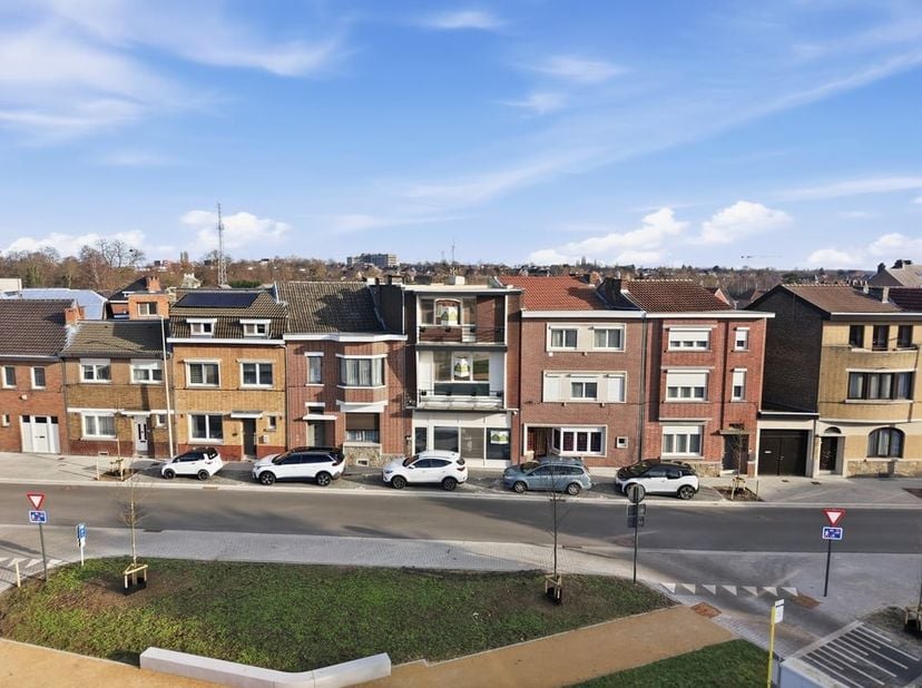 Deze uitzonderlijk complete eigendom combineert comfortabel wonen, professionele werkruimte én een sterke vastgoedinvestering op meerdere percelen. Da