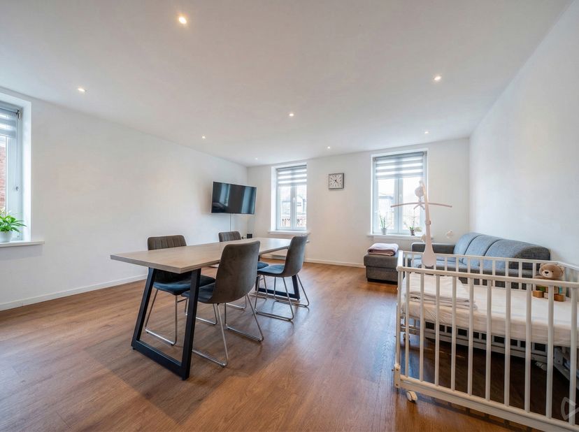 Situé en plein centre de Aywaille, au 2ᵉ étage d’un immeuble, cet appartement spacieux et lumineux séduira par sa situation privilégiée et son confort