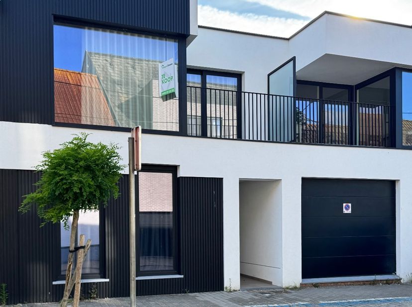 Dit mooi instapklaar appartement is gelegen op het 1ste verdiep van een kleine residentie te Leke, bestaande uit 3 appartementen. <br />
<br />
Het ap