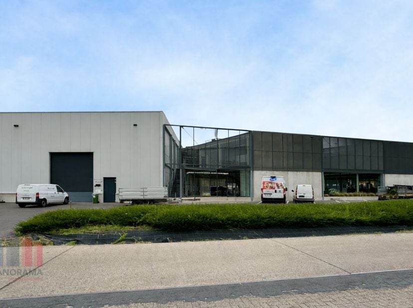 Representatief en uitstekend uitgerust magazijnruimte&amp;nbsp;van 390 m² te huur, strategisch gelegen langs de Boomsesteenweg (A12). Deze eigentijdse bed