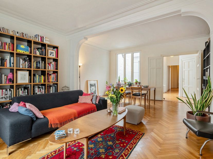 Deze uitzonderlijke penthouse van ca. 160 m² combineert de charme van een authentiek art-decoappartement met hedendaags comfort. Originele elementen z