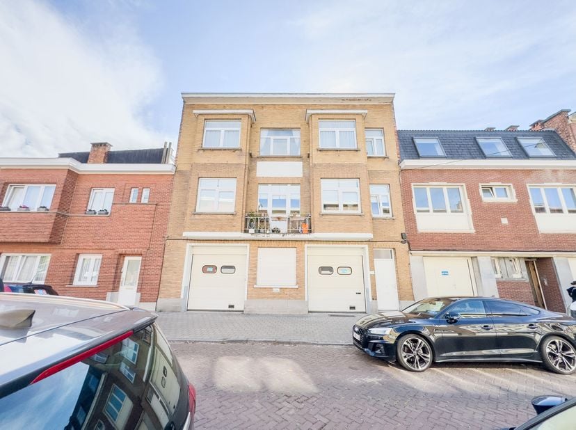 Trianon Invest biedt dit gebouw met gemengd gebruik aan, bestaande uit een werkplaats/garage van circa 150 m² op de begane grond met twee inritten en