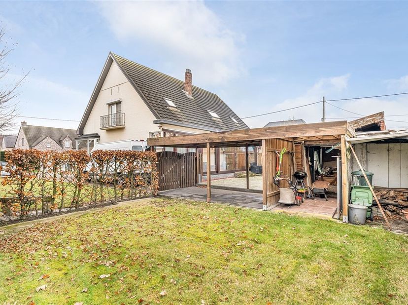 Deze instapklare woning op een prachtig perceel van 8a83ca biedt bijzonder veel ruimte en flexibiliteit. Dankzij de doordachte indeling met een linker