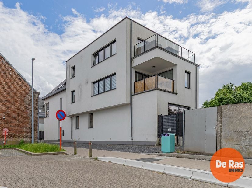 EERSTE BEZOEKDAG VRIJDAG 19/06 VAN 16u TOT 20u (enkel op afspraak!) <br />
BURST – Dit schitterende, recente, duplex appartement op de eerste verdiepi