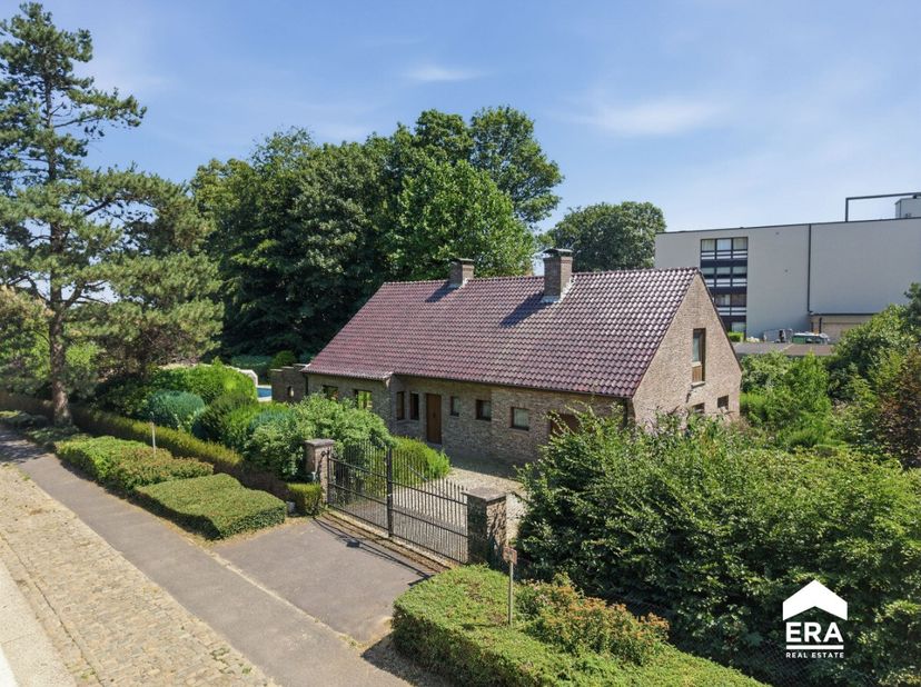 TE KOOP: Vrijstaande villa met 4 slpk, garage en ruime tuin in Heuvelland Midden in het groen, op een bijzondere en private locatie op de Rodeberg in