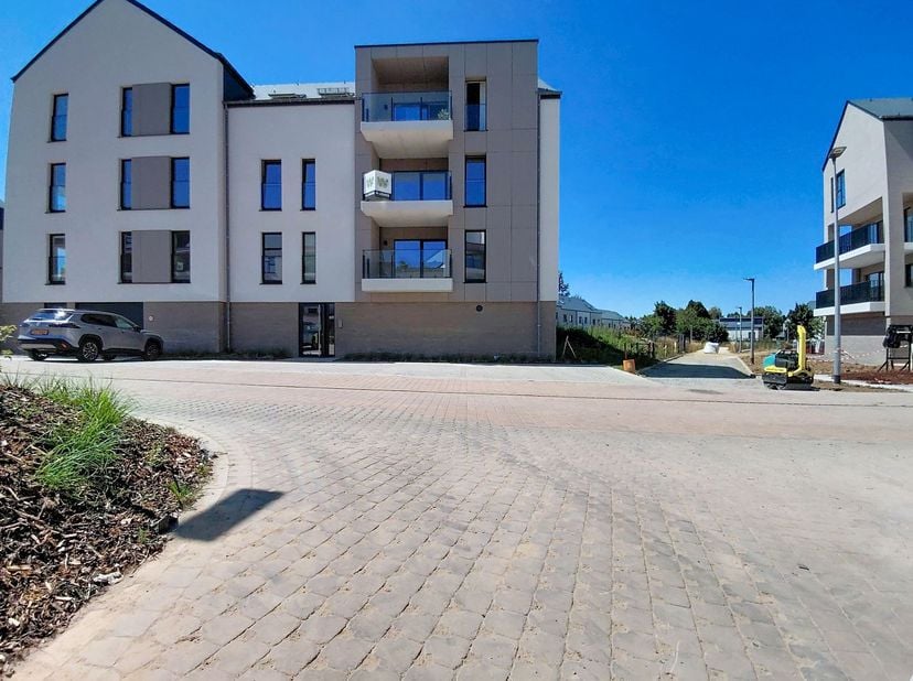 W Immobilière vous propose à la location ce superbe appartement une chambre, idéalement situé dans le quartier très recherché des Blancs Prés. Offrant