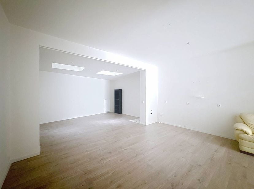 Ontdek dit aantrekkelijke, recentelijk vernieuwde handelspand te koop van 84 m², gelegen op een absolute toplocatie aan de voet van de Kursaal Oosthel