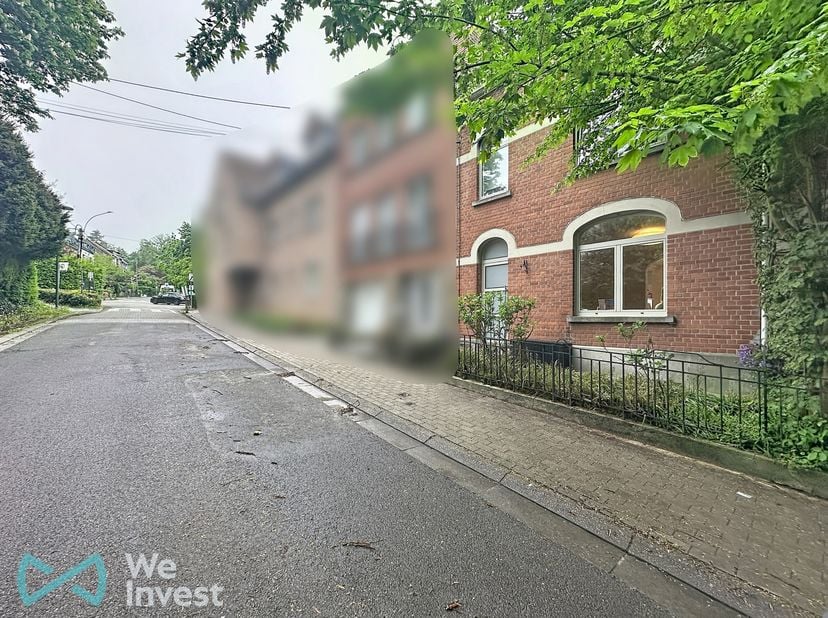Située dans une rue perpendiculaire à la rue commerçante de La Hulpe, à seulement 2 minutes à pied de la gare, cette agréable maison 2 façades bénéfic