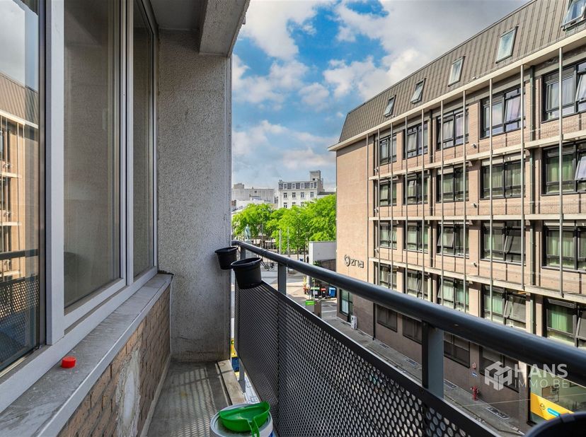 Studio clé en main (32 m²) avec terrasse (3 m²) à Anvers (2000)<br />
Dans la Leopoldstraat, vous bénéficiez d'un emplacement de choix au cœur d'Anve