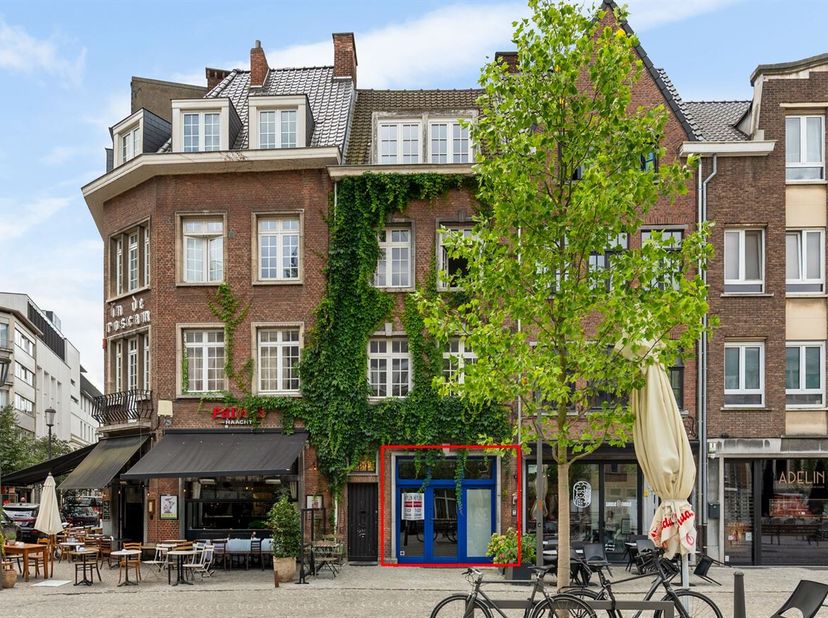 Local commercial au rez-de-chaussée à vendre dans un emplacement de choix  Vrijdagmarkt, Anvers <br />
Vous recherchez un local commercial dans un emp