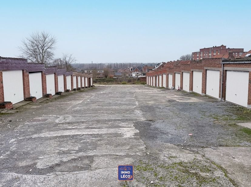Garage fermé individuel,<br />
Situé dans une batterie de garage dans la chaussée du Risquons-Tout à Mouscron.<br />
<br />
Libre de suite !<br />
<br