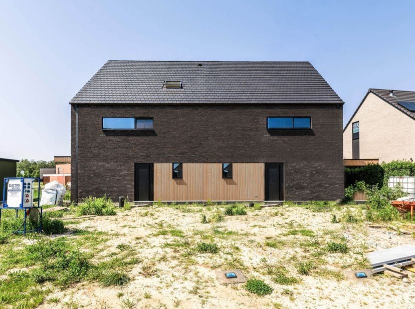 Aan de Steenakkerstraat 53 in Diepenbeek bevindt zich deze ruime casco nieuwbouwwoning in een rustige, gezinsvriendelijke omgeving. De ligging combine