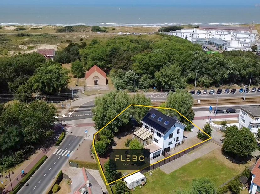 Vlakbij het strand, bos en centrum van Wenduine treffen we deze charmante villa. De woning werd in 2026 volledig, en met oog voor detail, gerenoveerd.