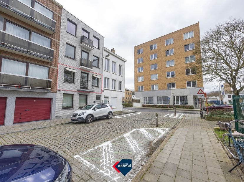 Découvrez cet appartement à rafraîchir situé au premier étage, comprenant une chambre, idéalement situé à distance de marche du centre, de la mer, des