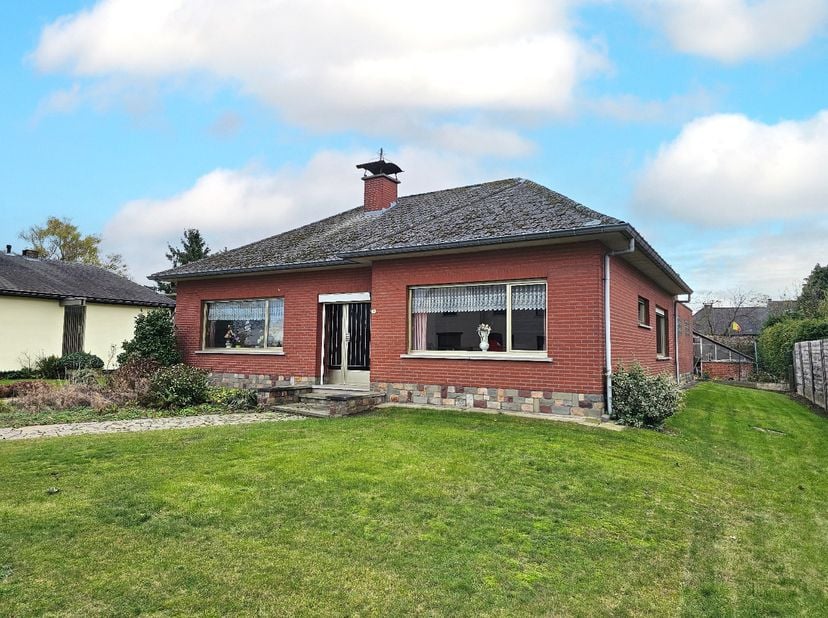 Rustig wonen in het landelijke Sint-Adriaan, Haacht, vlak bij de Dijle en omringd door wandel- en fietsroutes! Deze vrijstaande laagbouwwoning (1971)