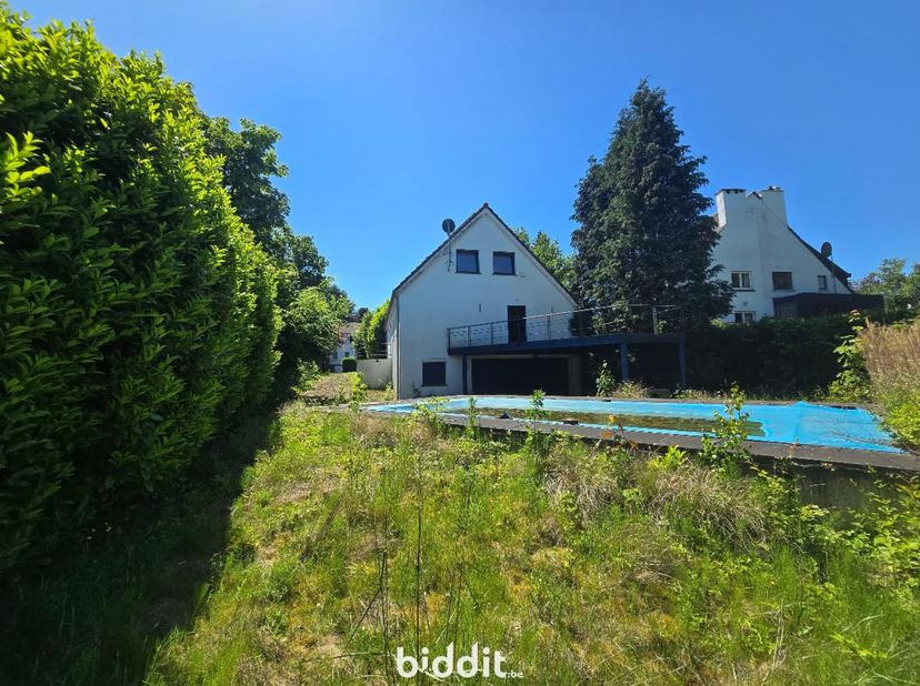 VILLA DANS UN CADRE VERDOYANT ET TRES RECHERCHE<br />
<br />
Maison unifamiliale offrant de beaux volumes et un important potentiel, située dans un en