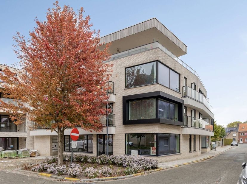 Gelegen in het centrum van Staden vinden we dit gelijkvloers kantoor te koop van ca. 126 m².<br />
<br />
Specificaties: <br />
- ca. 126 m²<br />
- c