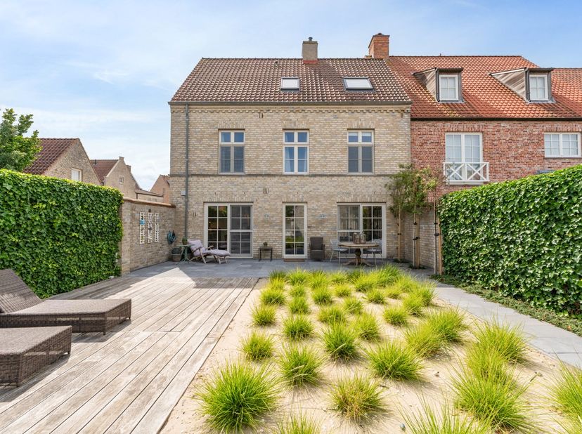Deze ruime en verzorgde gezinswoning is gelegen in de populaire woonwijk Heulebrug in Knokke-Heist. Deze kindvriendelijke en rustige buurt staat beken