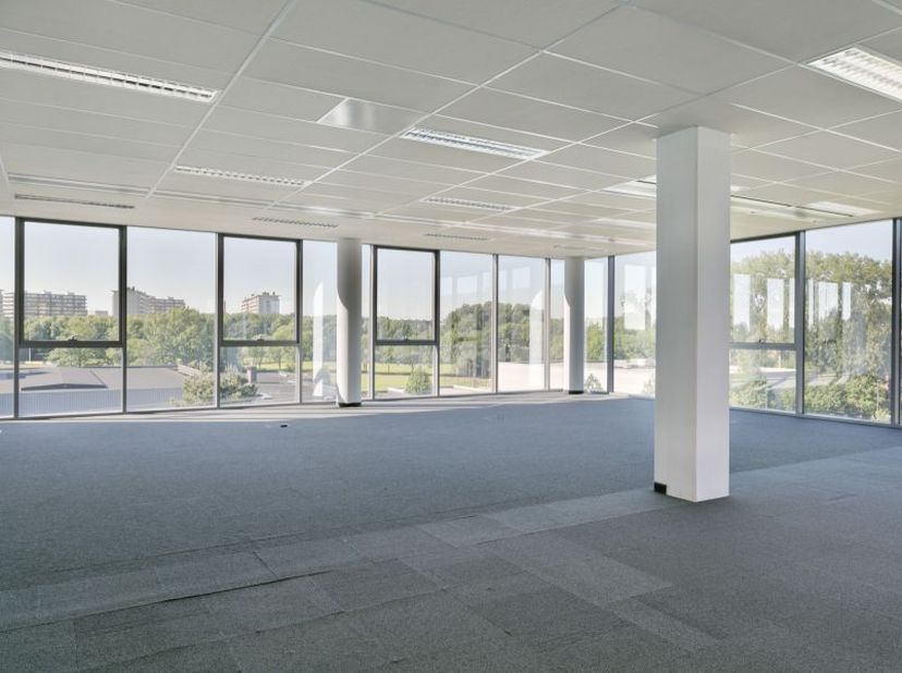 Kantoorruimtes te huur in Berchem: Kantoren beschikbaar vanaf 676 m². Ruime parkeerratio nabij station Berchem en luchthaven Deurne.<br />
<br />
----