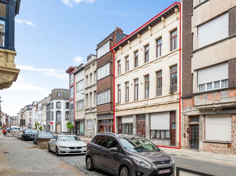 Découvrez cette impressionnante propriété de rendement composée de 2 maisons séparées, située dans la Lange Beeldekensstraat. La propriété offre une o