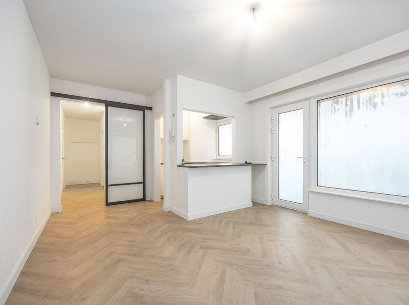 Op een uitstekende ligging in Residentie Wimbledon E, Leopoldlaan 139 te Middelkerke, bevindt zich dit instapklare en volledig gerenoveerde appartemen