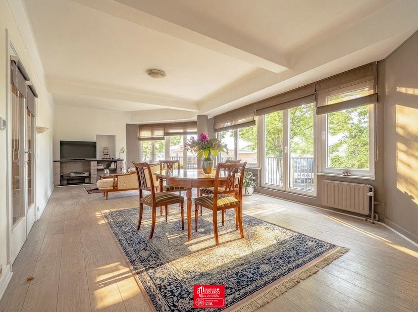 L’Agence Leclercq vous présente ce bien de standing situé au 1er étage d’une copropriété de 2 unités. En coin, il bénéficie d’une luminosité exception