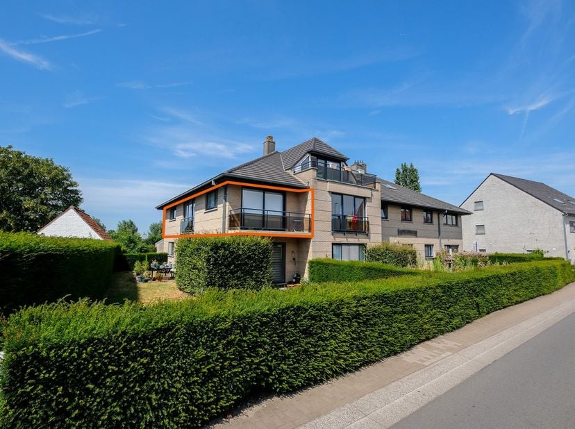 Op een rustige ligging, vlakbij het centrum van Maldegem, bevindt zich dit ruime en verzorgde appartement op de eerste verdieping. Dankzij de praktisc