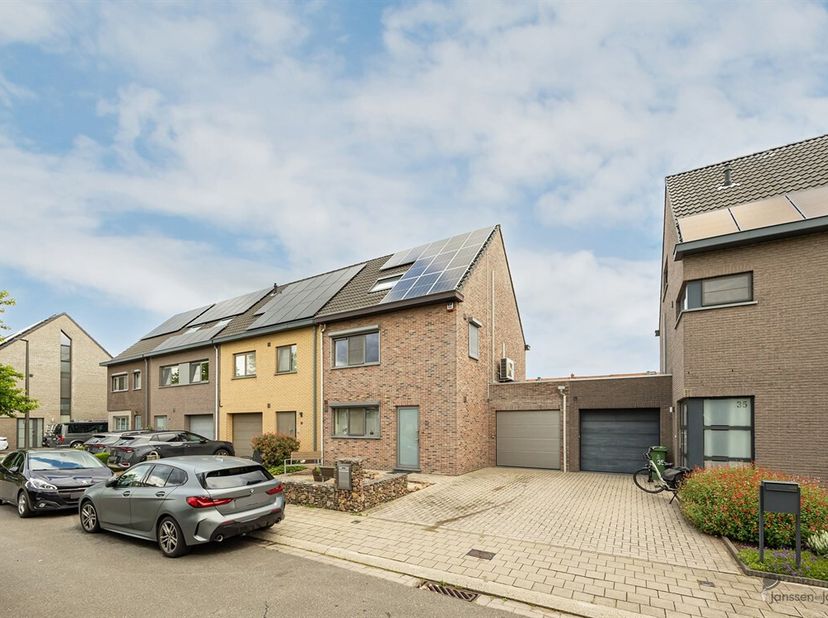 In de gegeerde Andernachstraat te Ekeren bevindt zich deze verzorgde en energiezuinige gezinswoning, gelegen in een recente en kindvriendelijke verkav