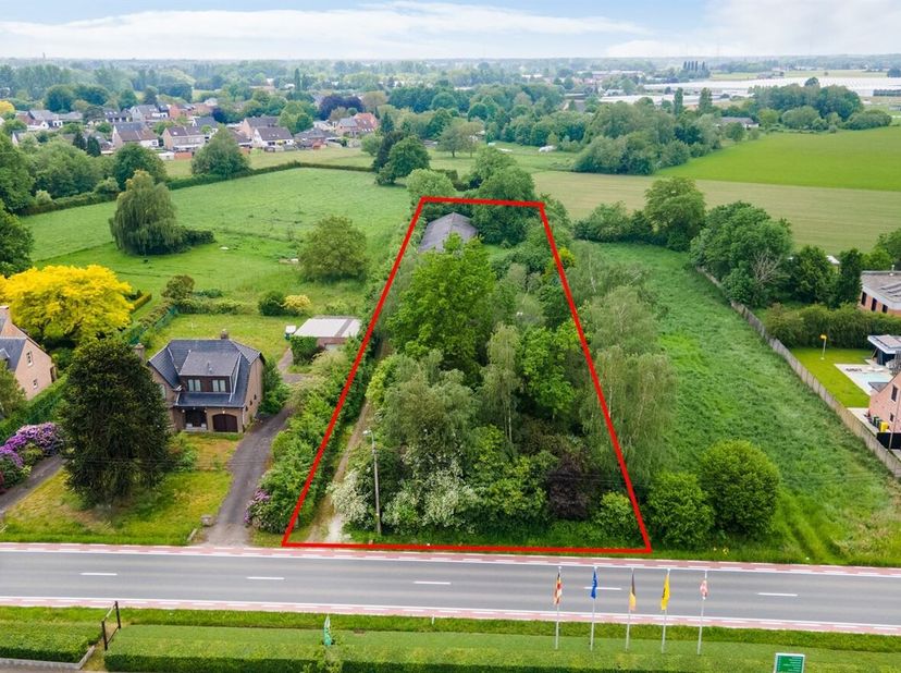 Te renoveren laagbouwwoning met ruim magazijn van ca. 677 m² op een prachtig perceel van 4.039 m². <br />
Deze eigendom geniet van een uitstekende lig
