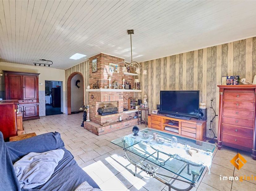 Deze knusse, te renoveren woning is gelegen op een mooi perceel van 8a62ca. <br />
Indeling gelijkvloers: inkomhal, woonkamer, keuken, badkamer met ap