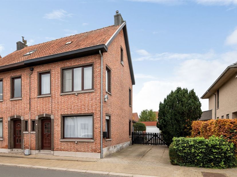 Deze woning bevindt zich op een centrale en vlot bereikbare locatie, met winkels, scholen en openbaar vervoer op korte afstand. Bovendien zijn er in d