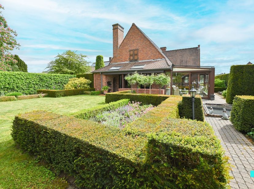 VERKOCHT! Compromis in opmaak! Ontdek deze zeer verzorgde open bebouwing met drie slaapkamers en een inpandige garage, gelegen op een west gericht per