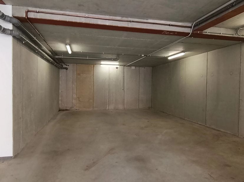 Deze garage/stockageruimte van maar liefst 94 m² ligt aan de Tiensevest 11 in Sint-Truiden.<br />
De garage is voorzien van elektriciteit en wateraans