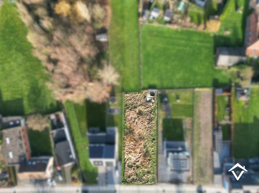 In het pittoreske stadje Ronse is een prachtig stuk grond te koop met een perceeloppervlakte van 1243 m². Deze ruime grond biedt een scala aan mogelij