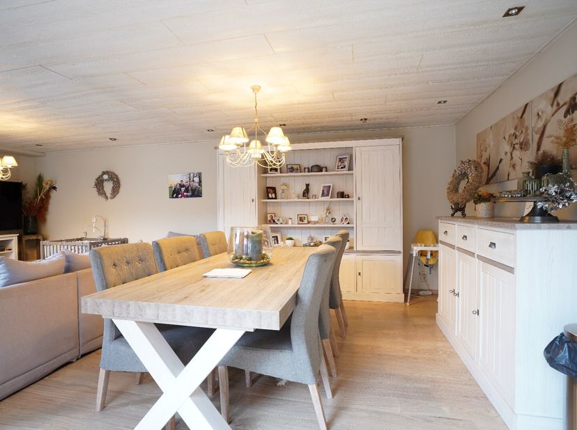 In de dorpskern van Aartrijke vinden we deze handelswoning (vroeger goed draaiende brasserie). De zaak kan eventueel opnieuw ingericht worden als grot