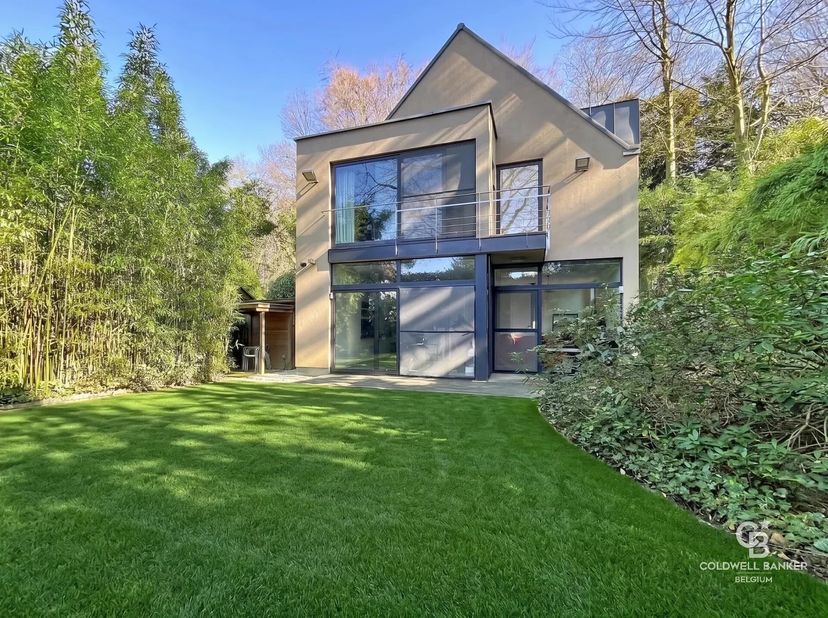 Ukkel : vlakbij Villa Lorraine en tegenover het Ter Kamerenbos, bevindt zich deze hedendaagse villa van ± 300 m² ontworpen door Marc Corbiau (2000). G