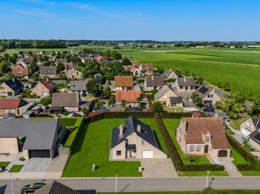 Deze sfeervolle alleenstaande villa combineert ruimte, comfort en een rustige ligging. De woning is volledig instapklaar en beschikt over 3 slaapkamer