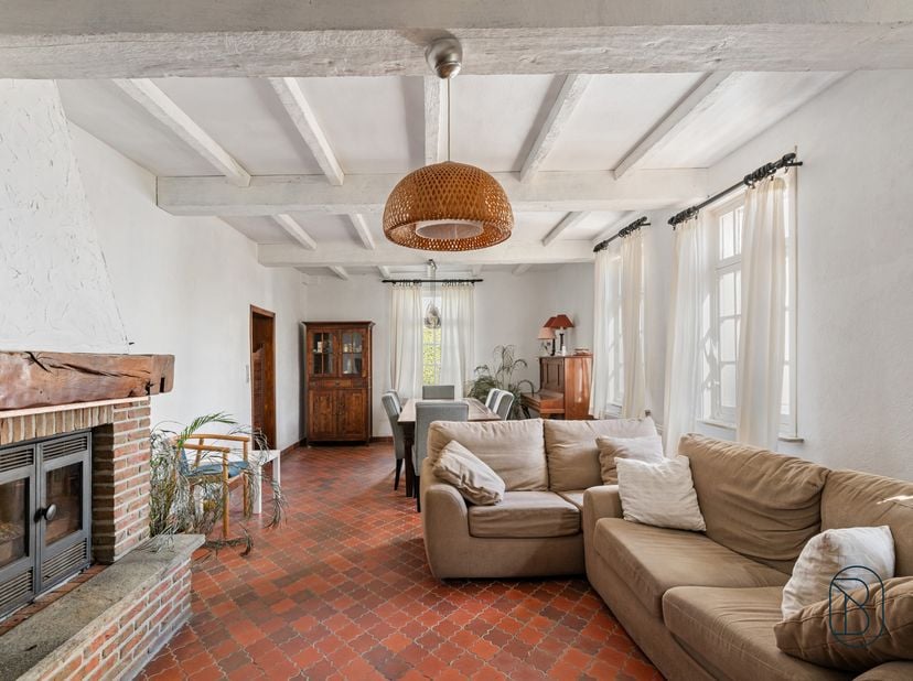 Ontdek deze charmante, authentieke hoevewoning, boordevol karakter en charme dankzij haar warme en authentieke materialen. Ideaal gelegen in het mooie