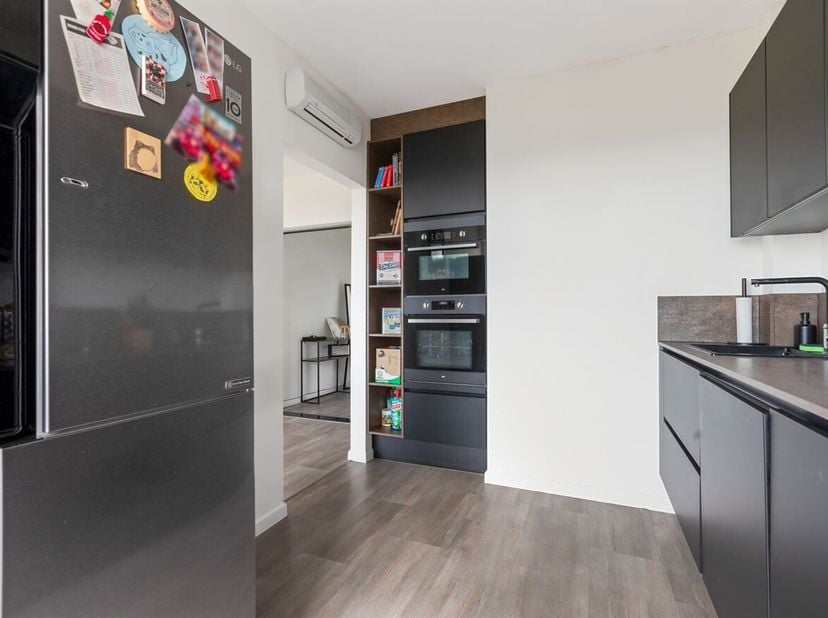 Cet appartement prêt à emménager allie une vue panoramique au confort de vie contemporain. Grâce à son emplacement au 13e étage, vous profiterez chaqu